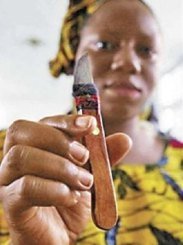 实拍印尼女孩割礼手术