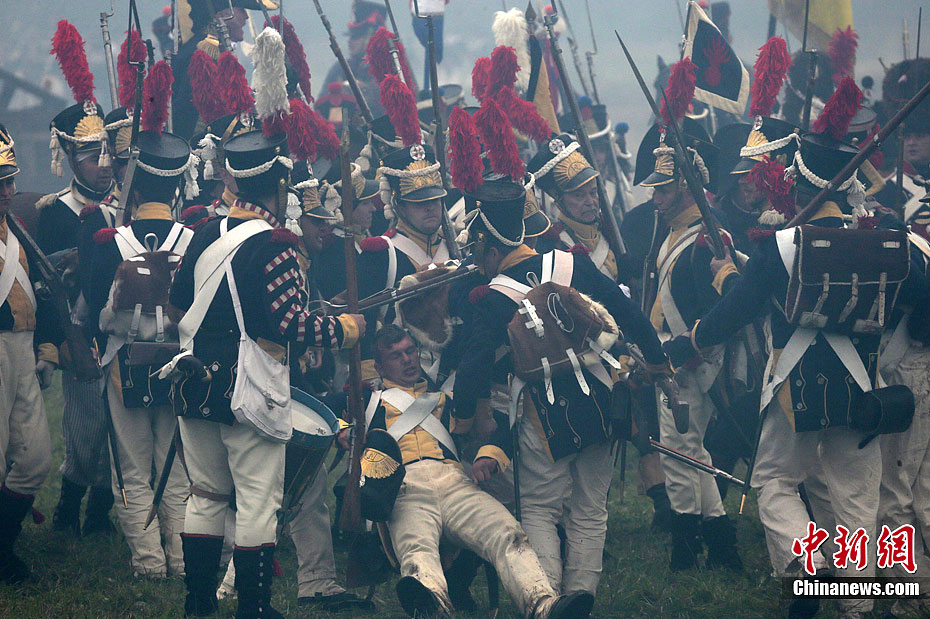 俄罗斯纪念博罗迪诺战役200周年重现历史场景