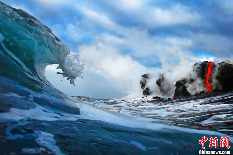 摄影师冒生命危险近距离拍摄岩浆入海震撼图集