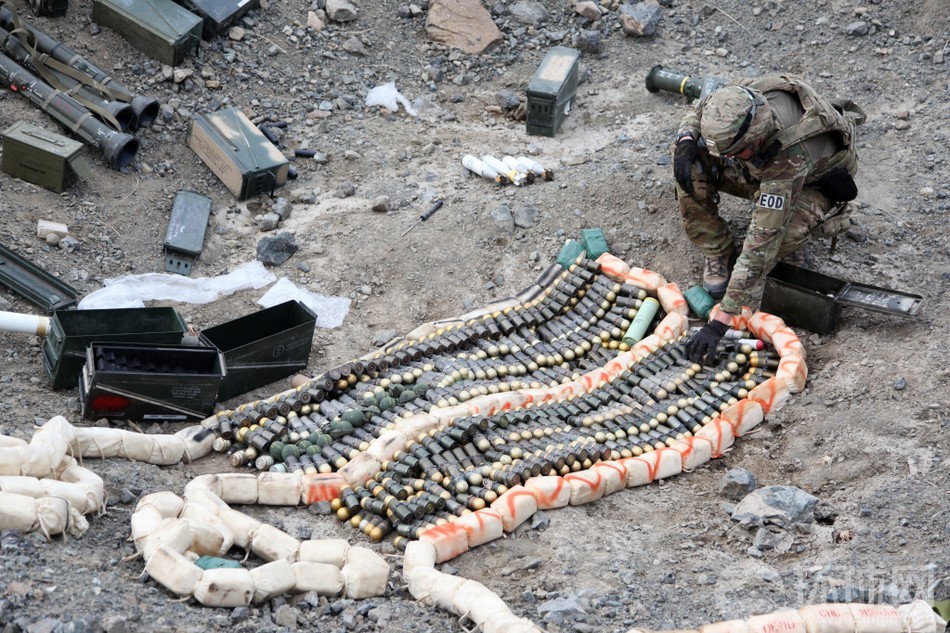 看美军士兵如何销毁过期弹药