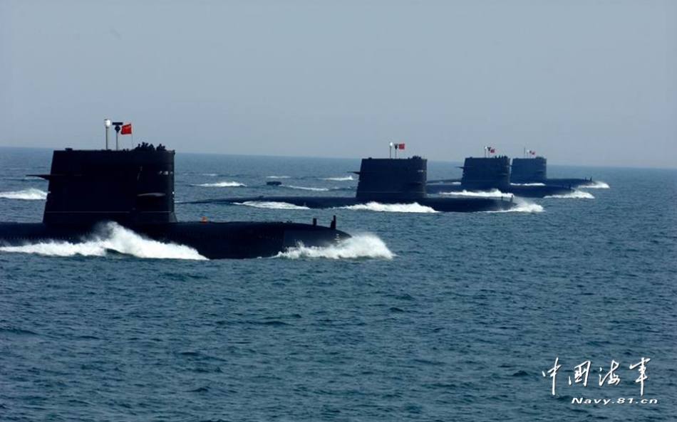 中国海军常规潜艇编队海面航行