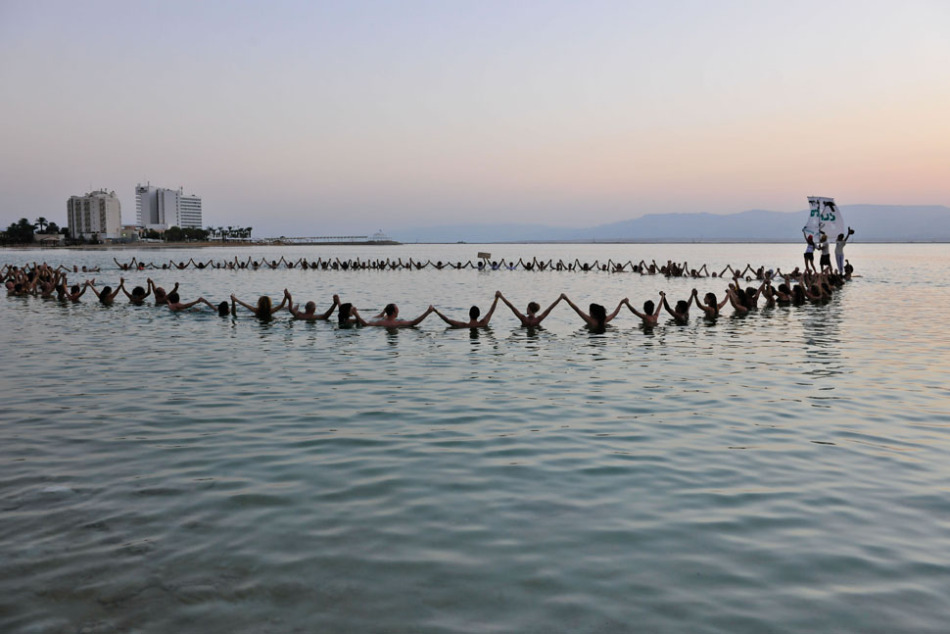 以色列上百人在死海集体漂浮