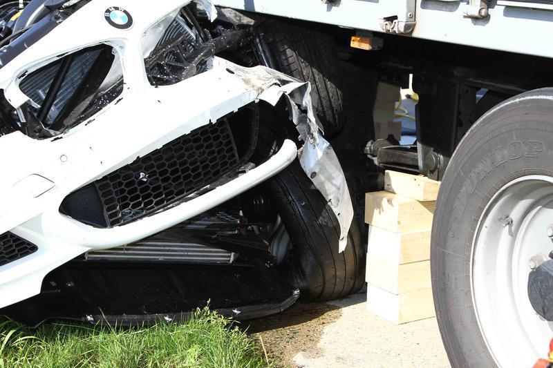 一名宝马3系混合动力车的试车手在德国a92公路上惨遭车祸,装上前方