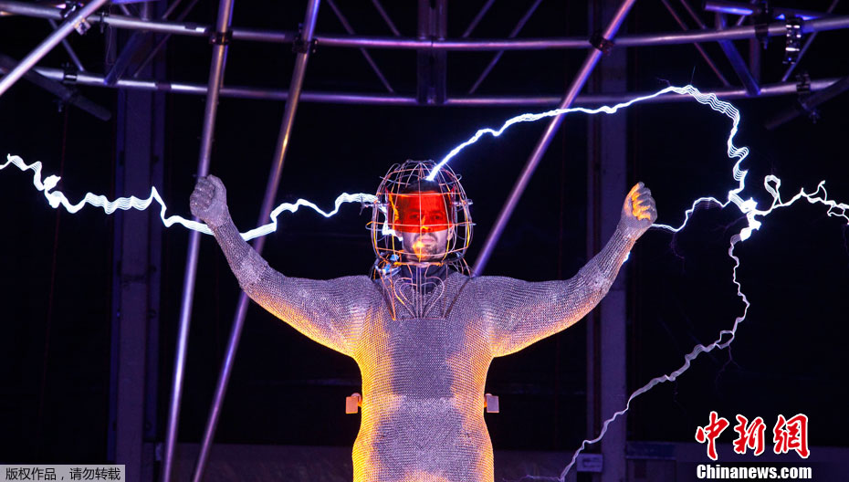 美魔术师遭百万伏电击(图)