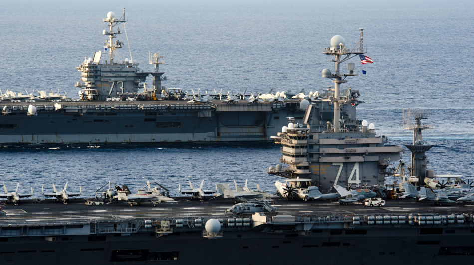 美国海军双航母编队肆意摆拍