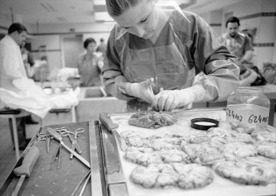 实拍法医处理尸体全过程