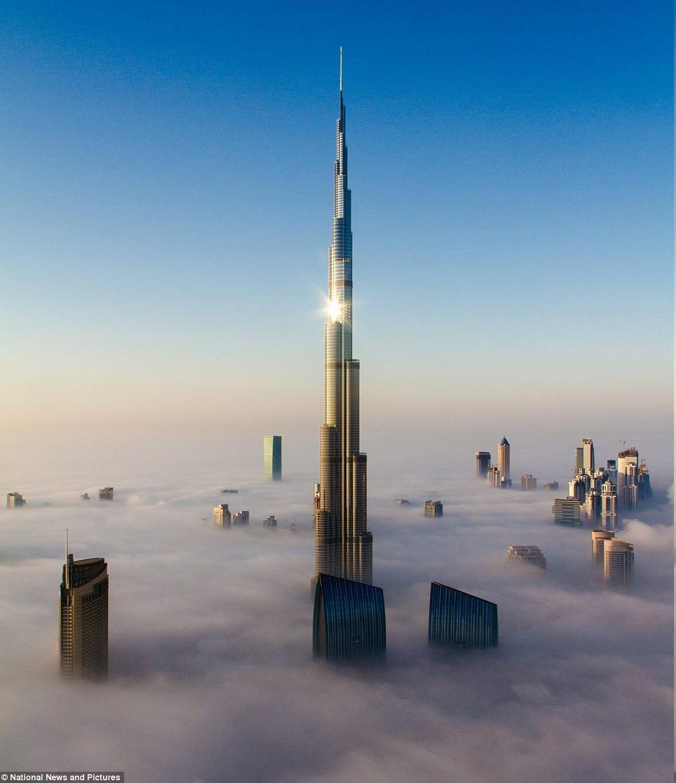 迪拜最高樓被雲霧繚繞酷似空中樓閣圖