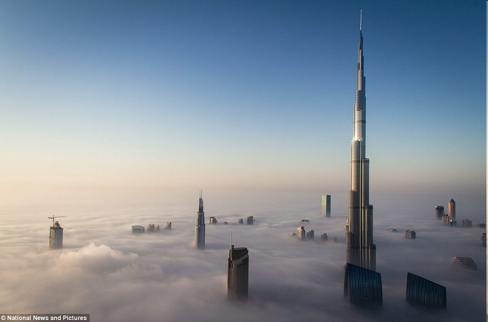 迪拜最高楼被云雾缭绕酷似空中楼阁