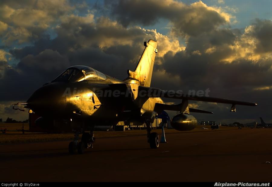 落日余晖下战机披上"黄金甲"