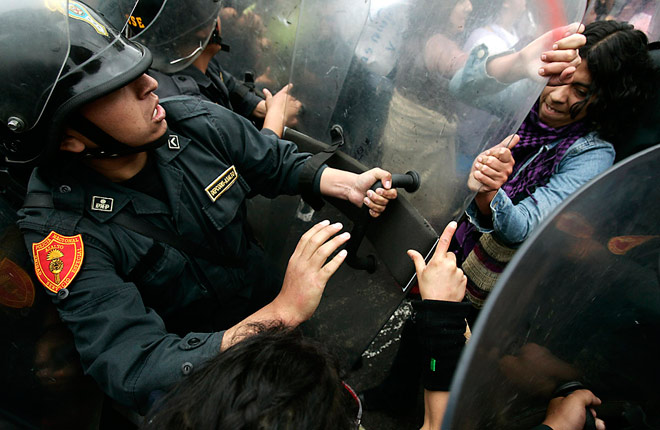 秘鲁商贩与警察爆冲突