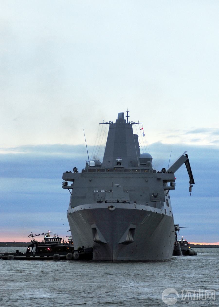 美国海军出动大型战舰参加救灾