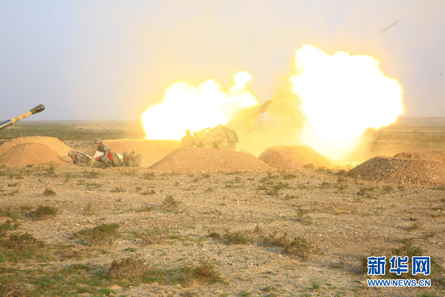 单炮对目标进行精确打击.吕海金 摄
