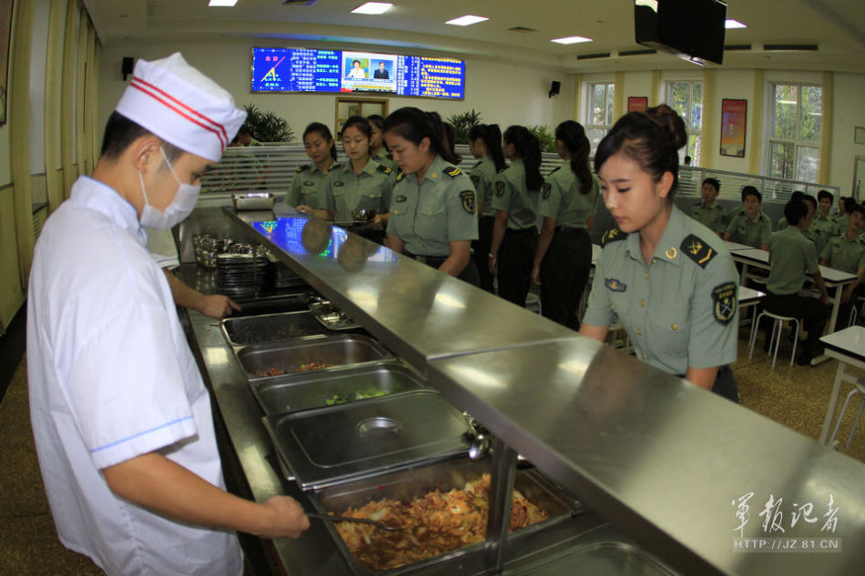 空军女兵吃饭伙食图片图片