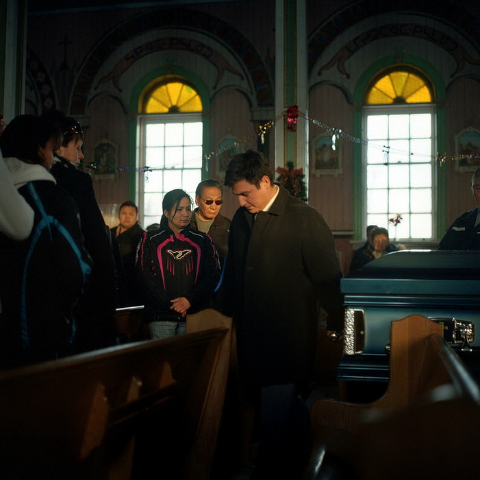 甸尼族人和美逖斯人生活的小镇位于阿尔伯塔省北部的阿萨巴斯卡河沿岸