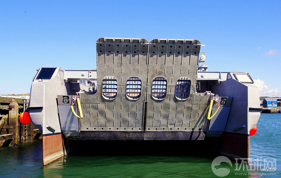 法国海军装备快速两栖登陆艇