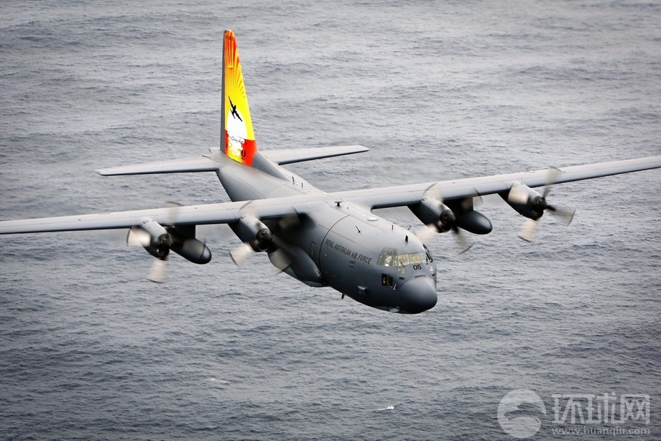 退役c130运输机垂尾上画花活