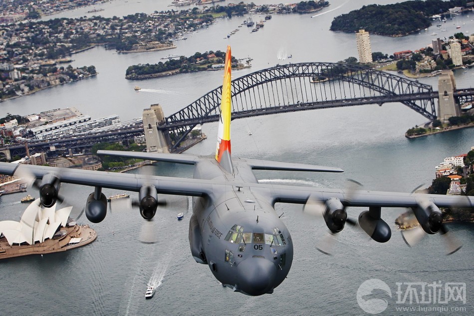 退役c130运输机垂尾上画花活