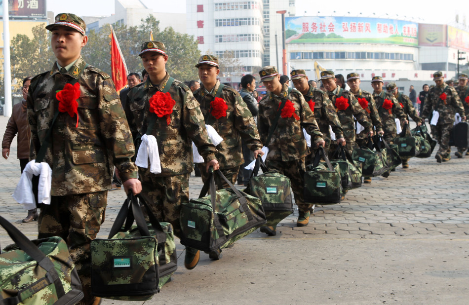 进藏新兵离家前泪流满面