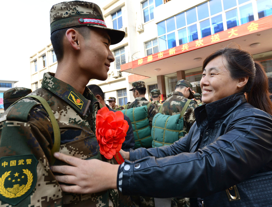 进藏新兵离家前泪流满面