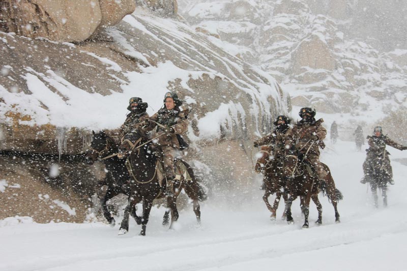新疆边防兵零下20度冒大雪巡逻