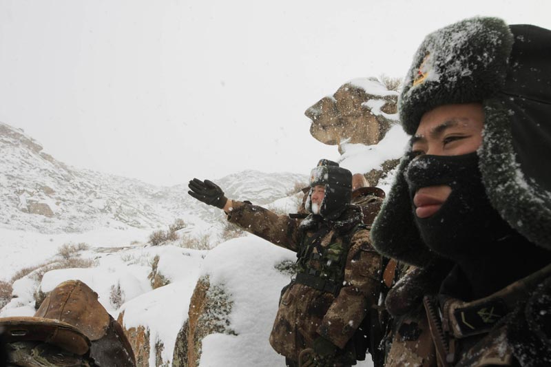 新疆边防兵零下20度冒大雪巡逻