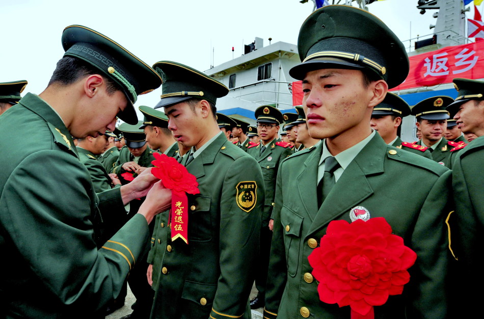 警犬退伍了战士们挥泪告别