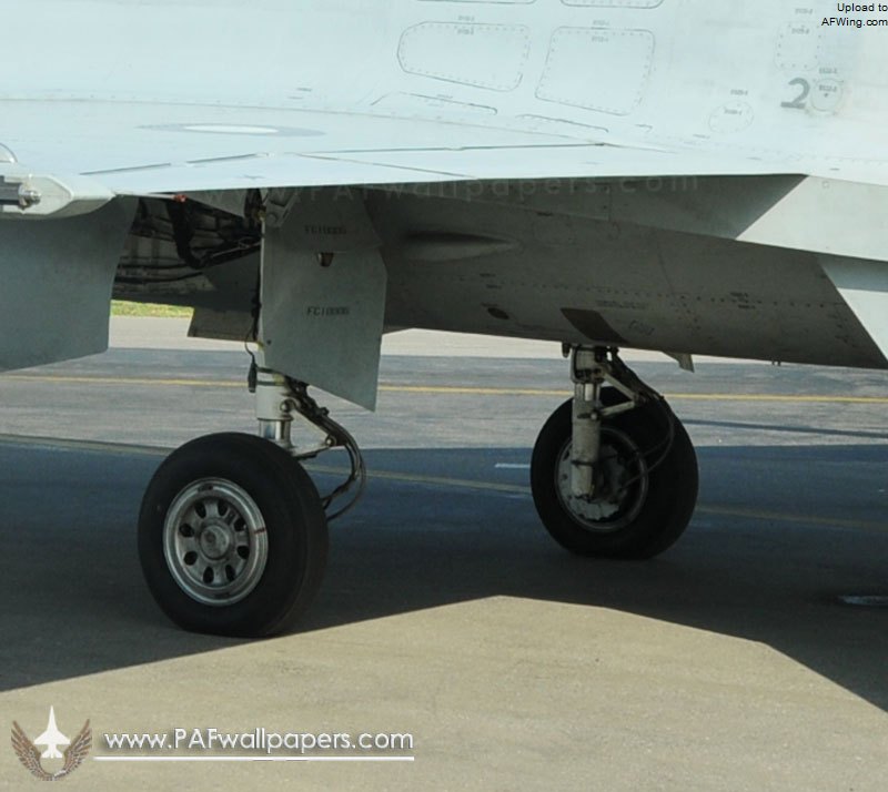 枭龙战机的后起落架 21/26 隐藏描述