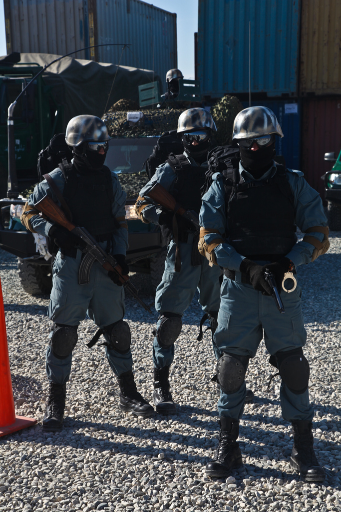 严阵以待的阿富汗警察  13/13 隐藏描述