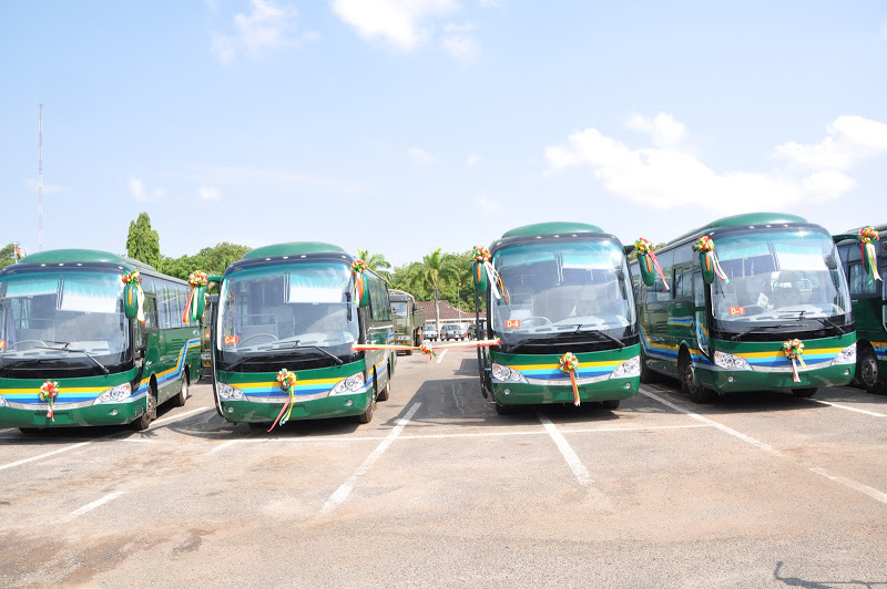 中国向加纳军队捐赠大量军用卡车中巴客车