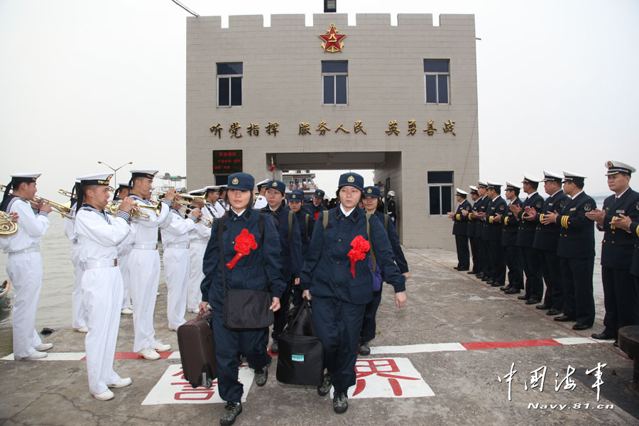 南海舰队训练基地热烈欢迎新兵