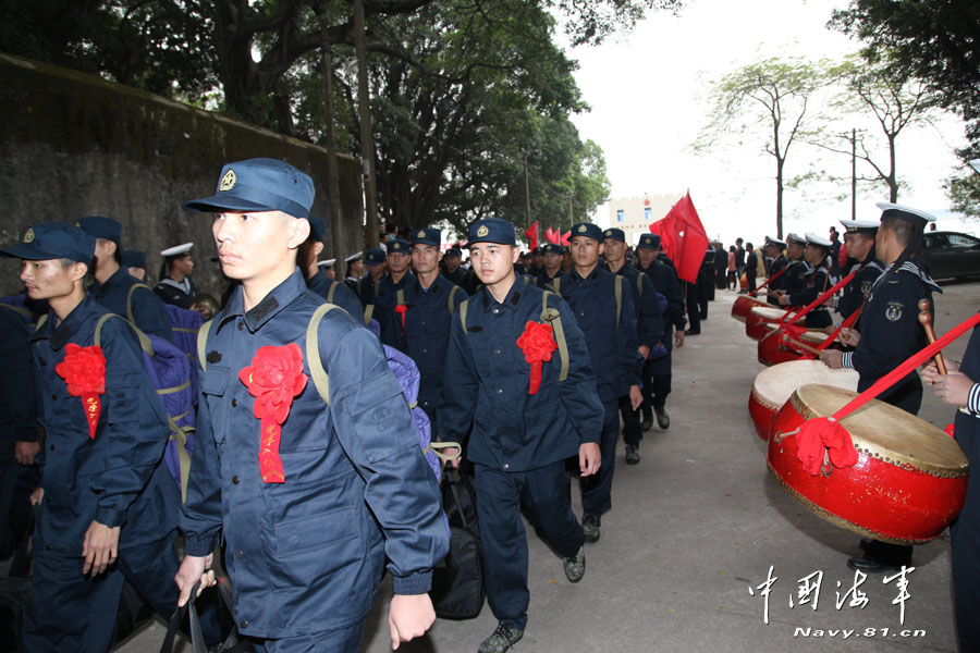 南海舰队训练基地热烈欢迎新兵