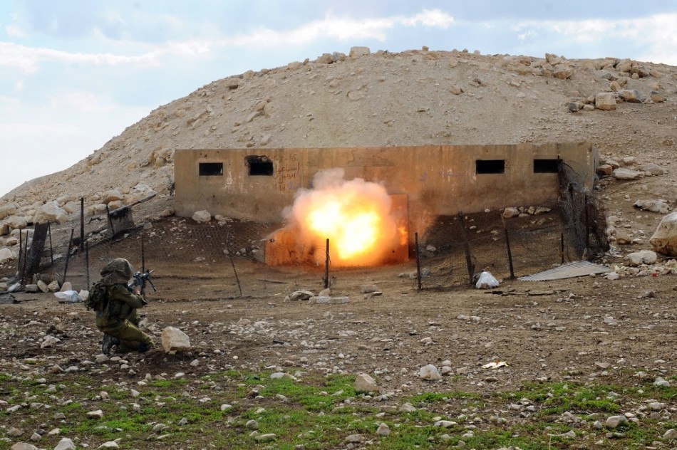 以色列士兵对付碉堡有一套