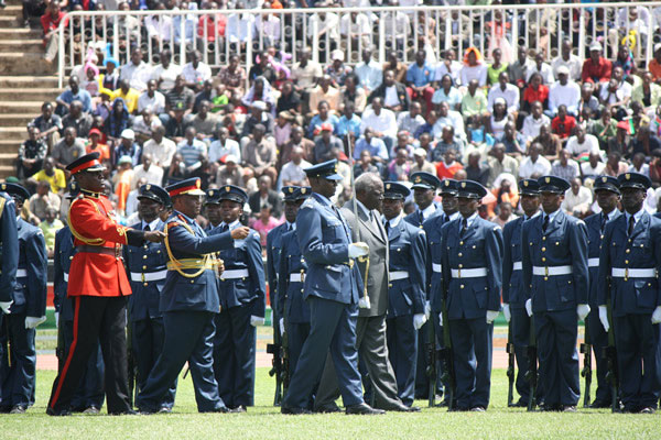 肯尼亚举行阅兵四架运-12亮相