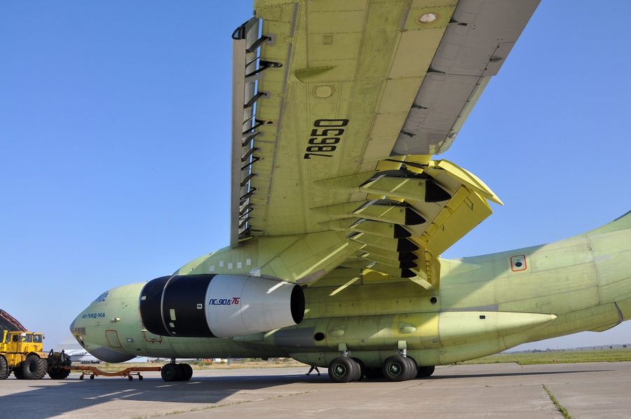 仅涂有底漆的伊尔-476大型运输机首飞时的场景