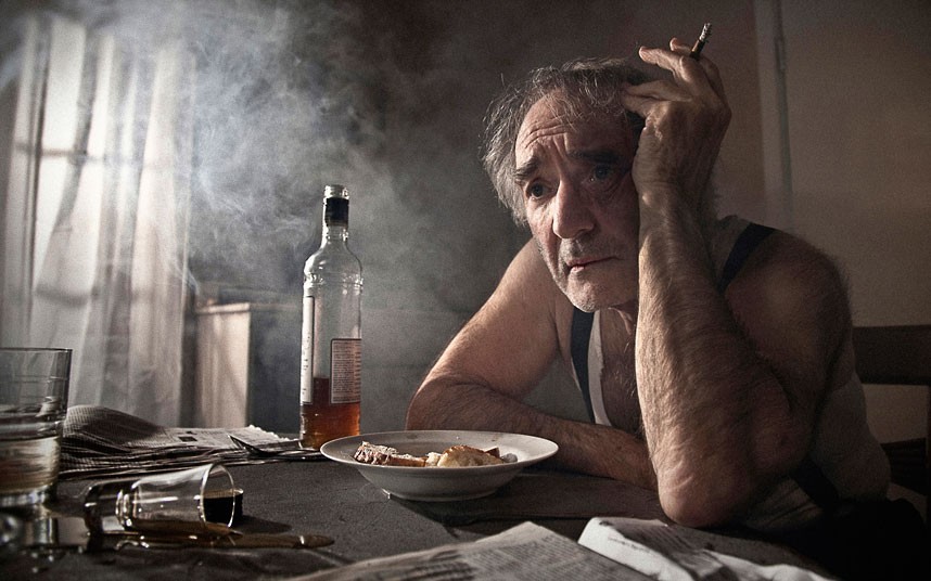 一位风烛残年的老人,生活寂寞,迷茫,消沉.