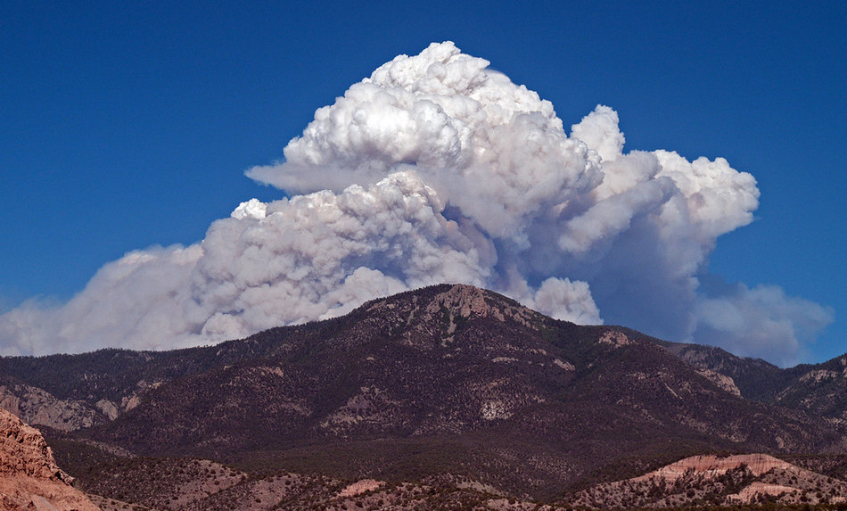 2012年3月,白色浓烟由吉拉荒野保护区冒出向外蔓延