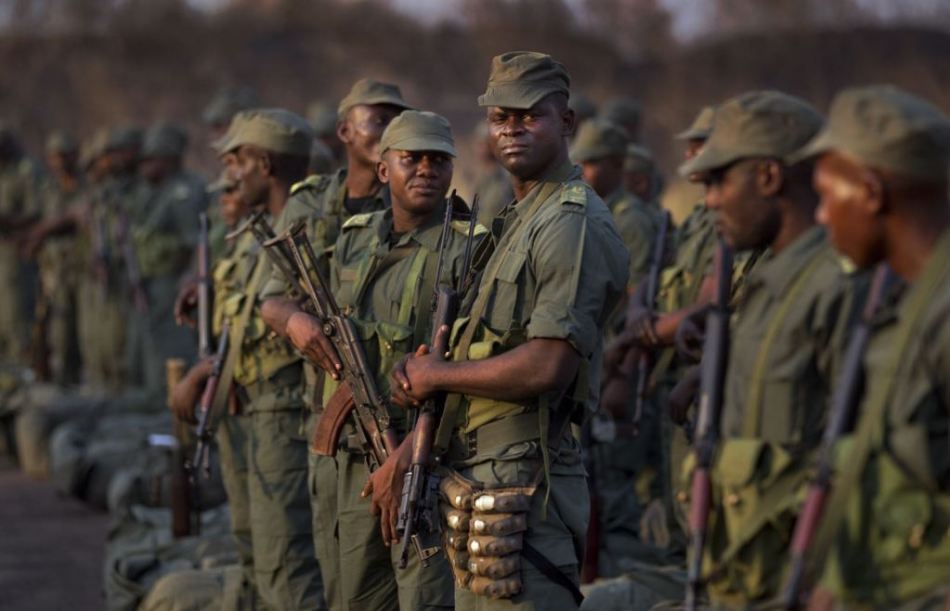 刚果士兵持中国步枪帮邻国打仗