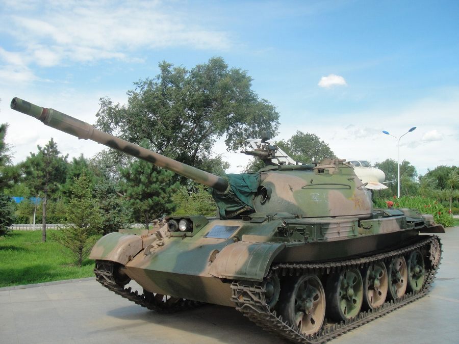 国产新式轻型坦克在山地狂飙