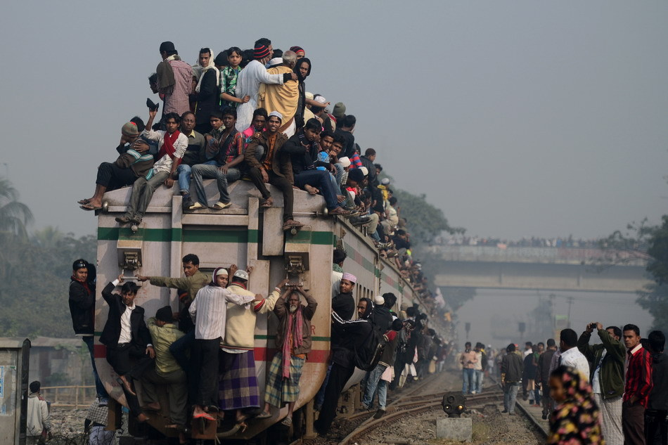 孟加拉春运民众挤火车车厢车顶人满为患