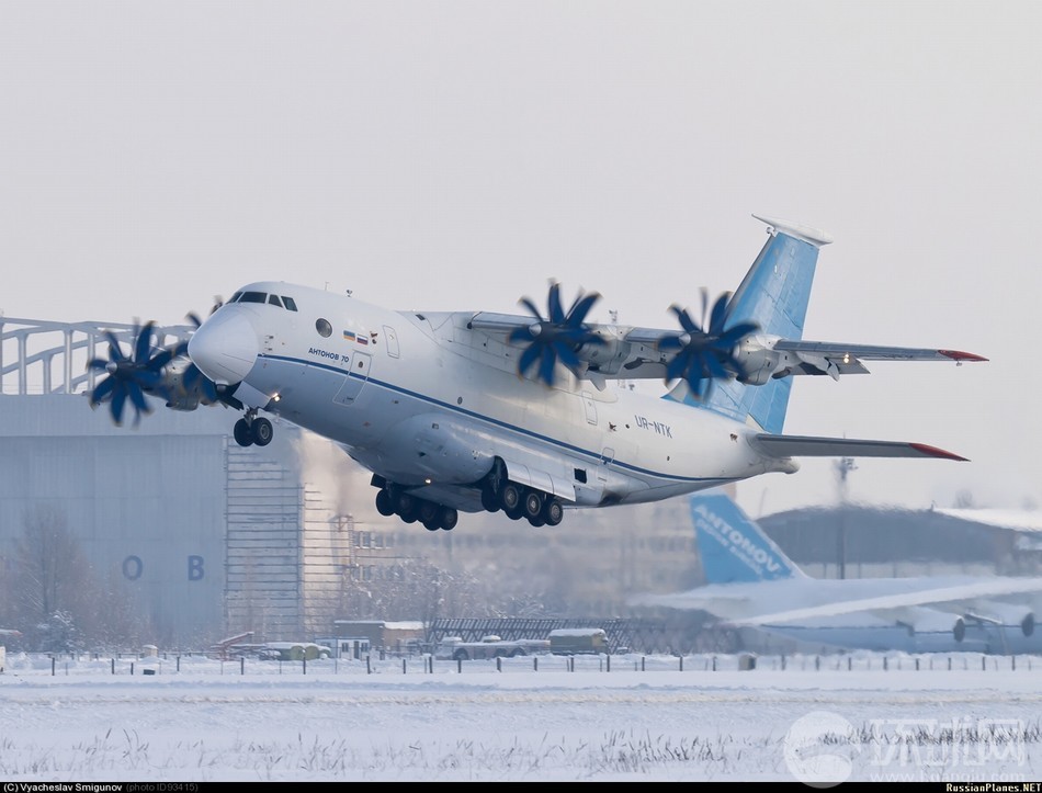 风雪中加紧试飞的安70运输机