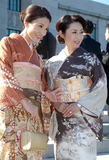 日本女议员国会上演华丽 和服秀