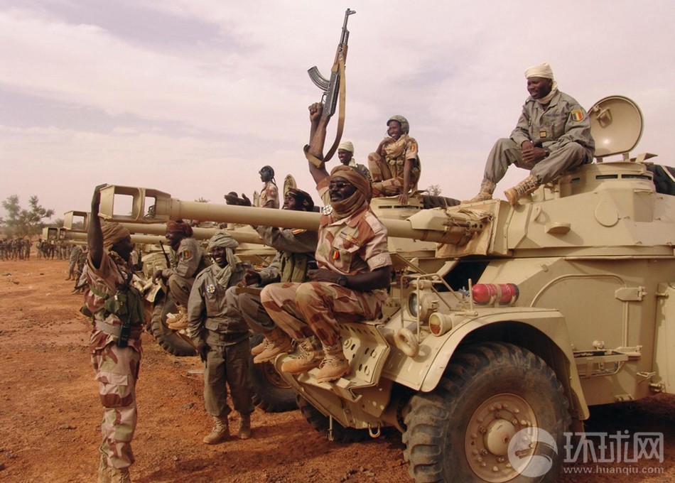 乍得士兵把ak步枪改得面目全非