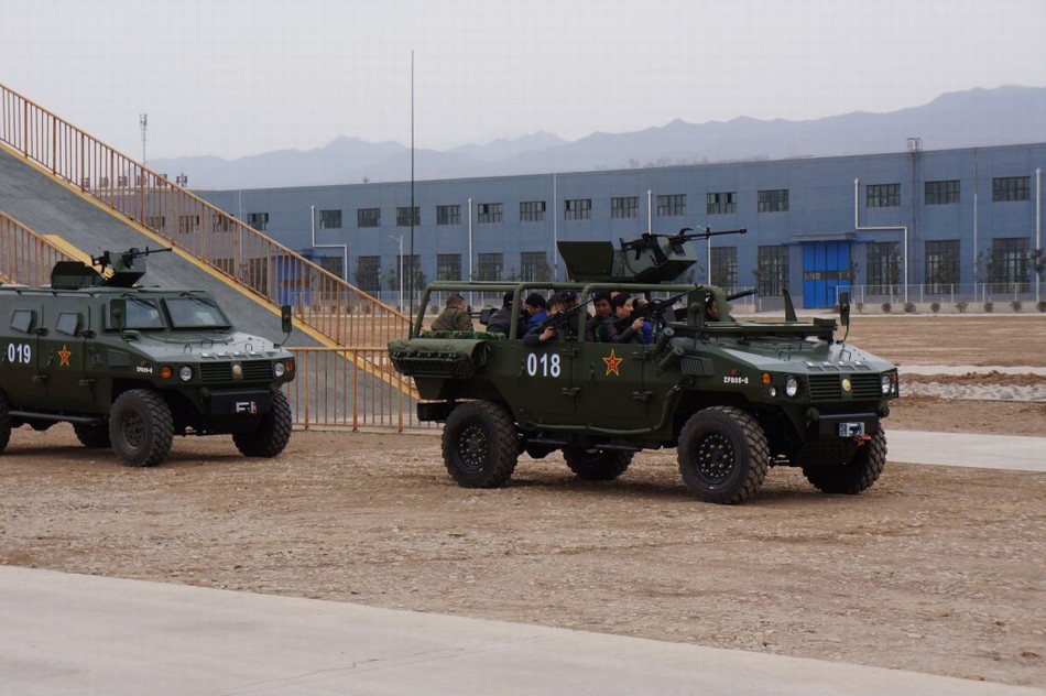 新型轮式装甲车外型酷劲十足