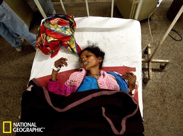 探访印度盛大宗教活动:千万人沐浴恒河洗罪孽