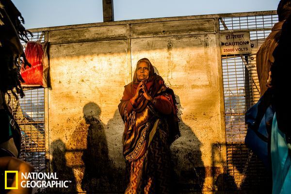 探访印度盛大宗教活动:千万人沐浴恒河洗罪孽