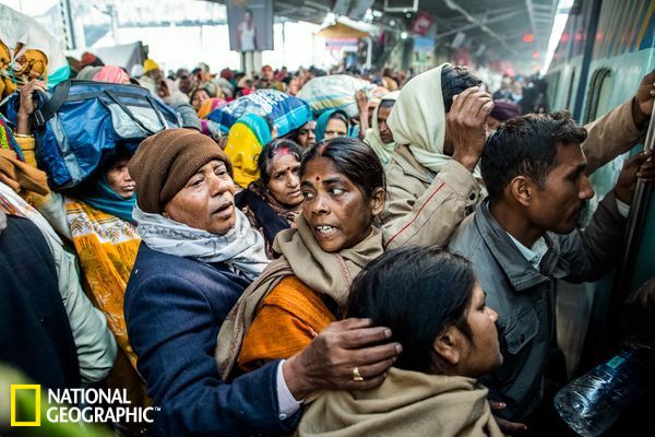 探访印度盛大宗教活动:千万人沐浴恒河洗罪孽