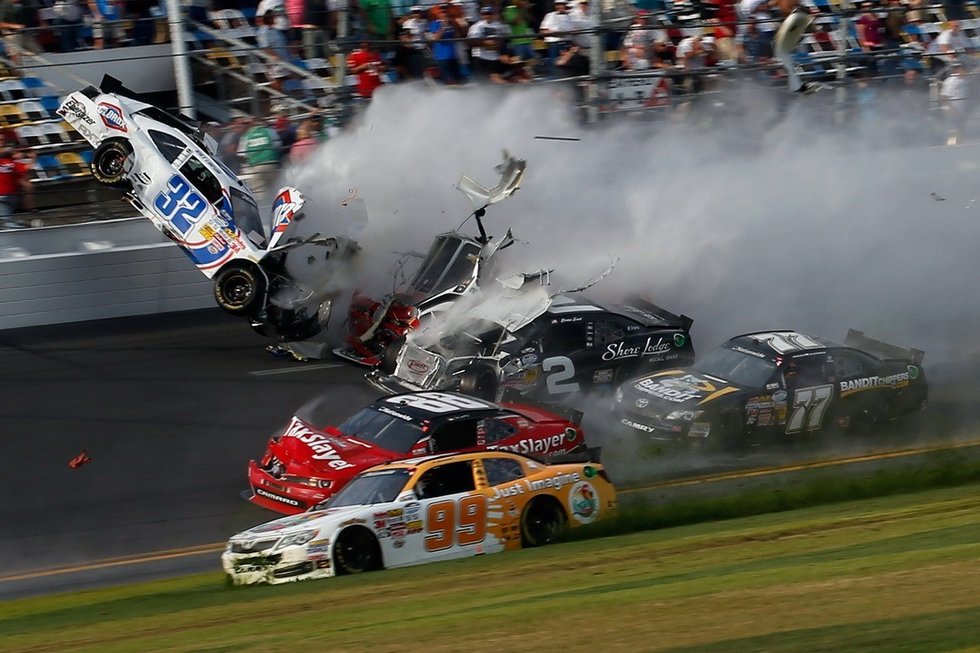 纳斯卡恐怖一幕失控赛车飞上看台伤6人