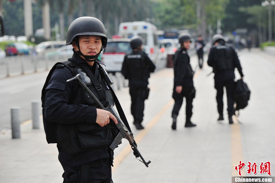 深圳特警效仿香港全副武装巡逻