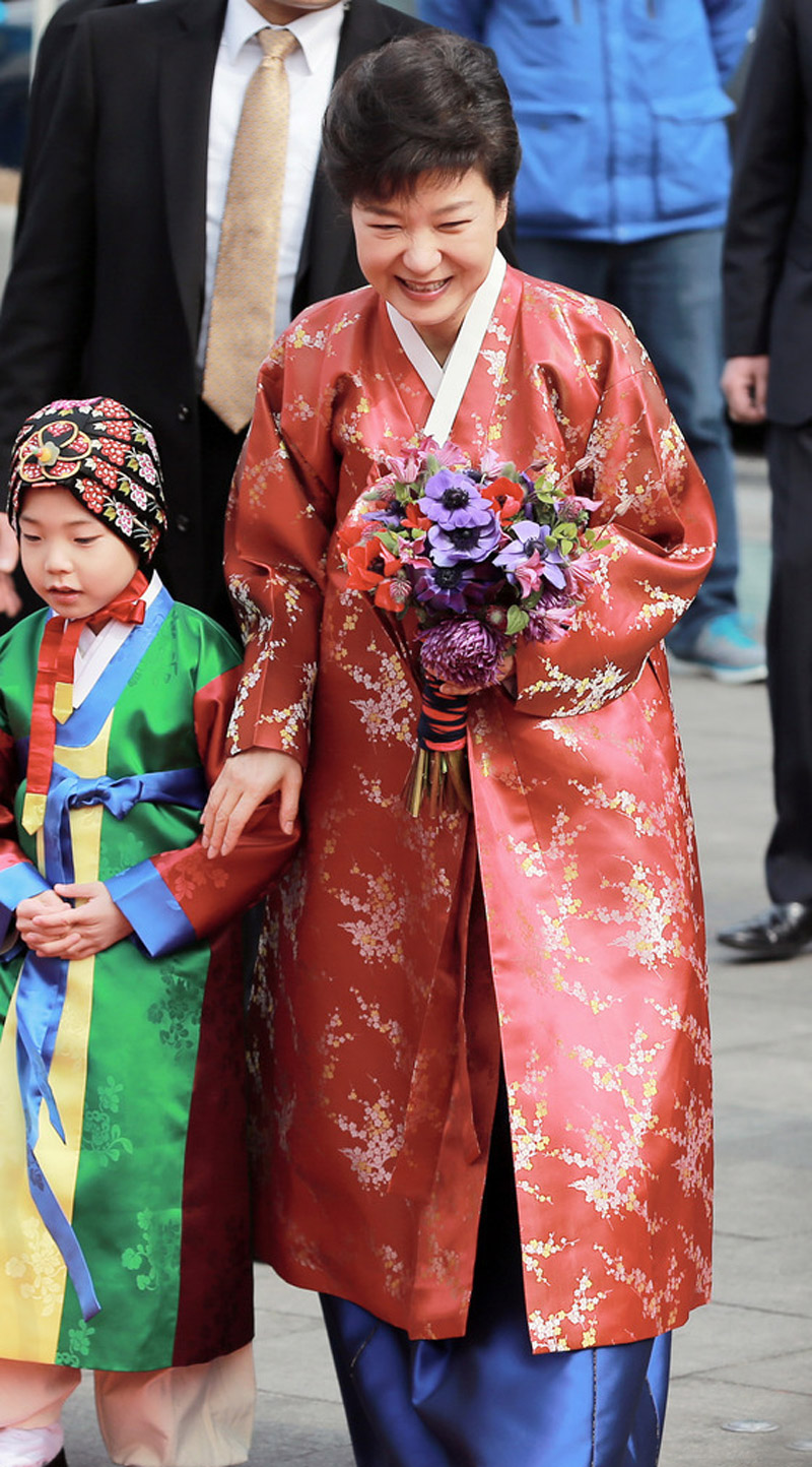 朴槿惠就职换衣胜女星