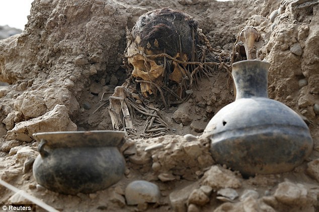 秘鲁古墓发掘出1400年前印加尸体骨架